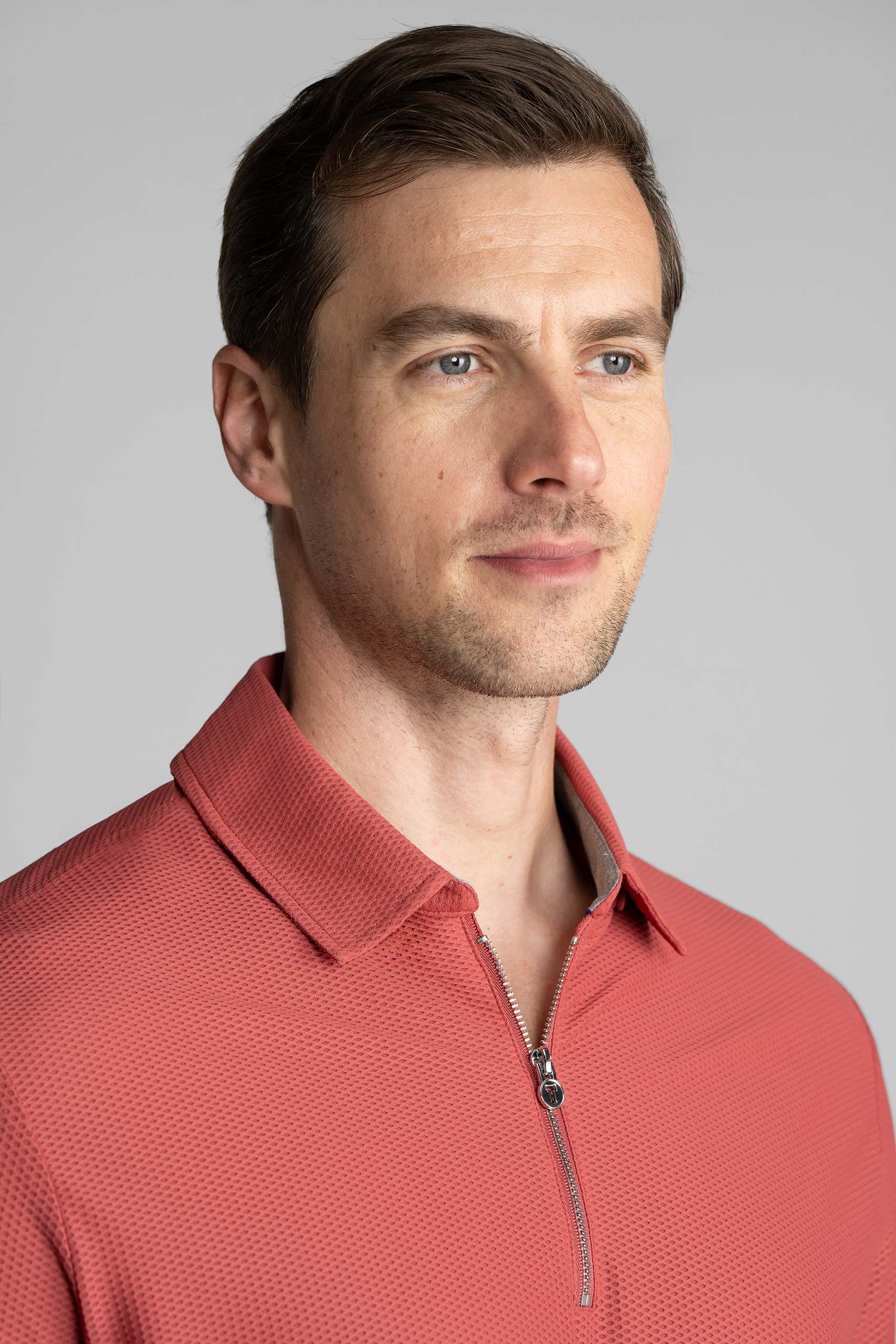 Air-QuarterZip-Cinnabar-Front-CloseUp-26.1.png