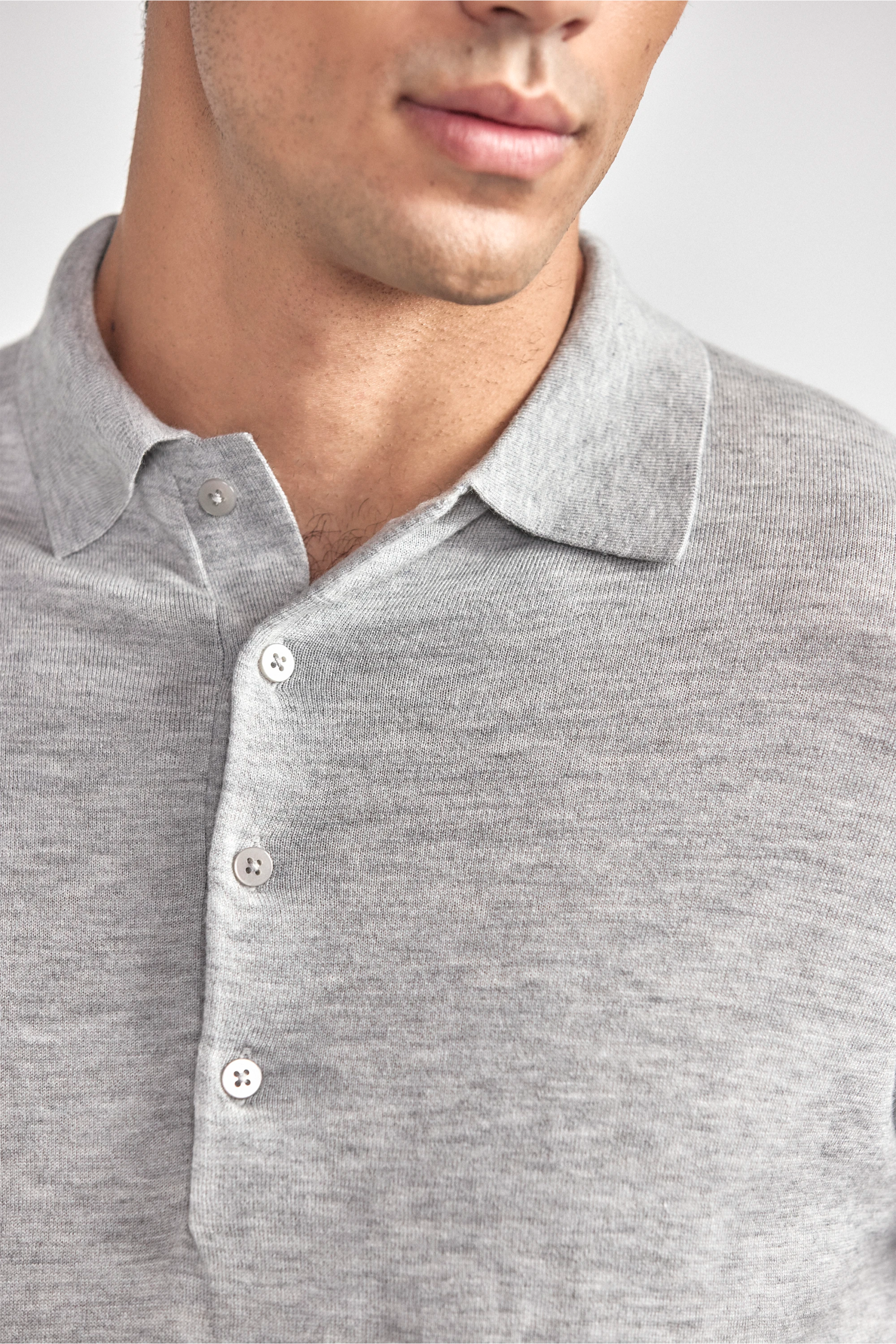 Lightweight-Cashmere-Polo-HeatherGrey-Collar-26.1.png